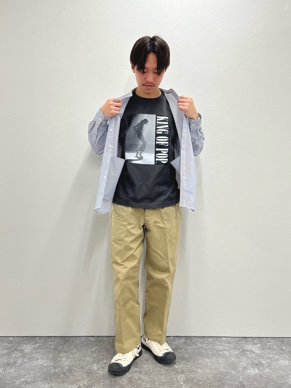 ブルー系のシャツ/ブラウス、ブラック系のTシャツ/カットソーを着用したメンズの春コーディネートの3枚目の写真