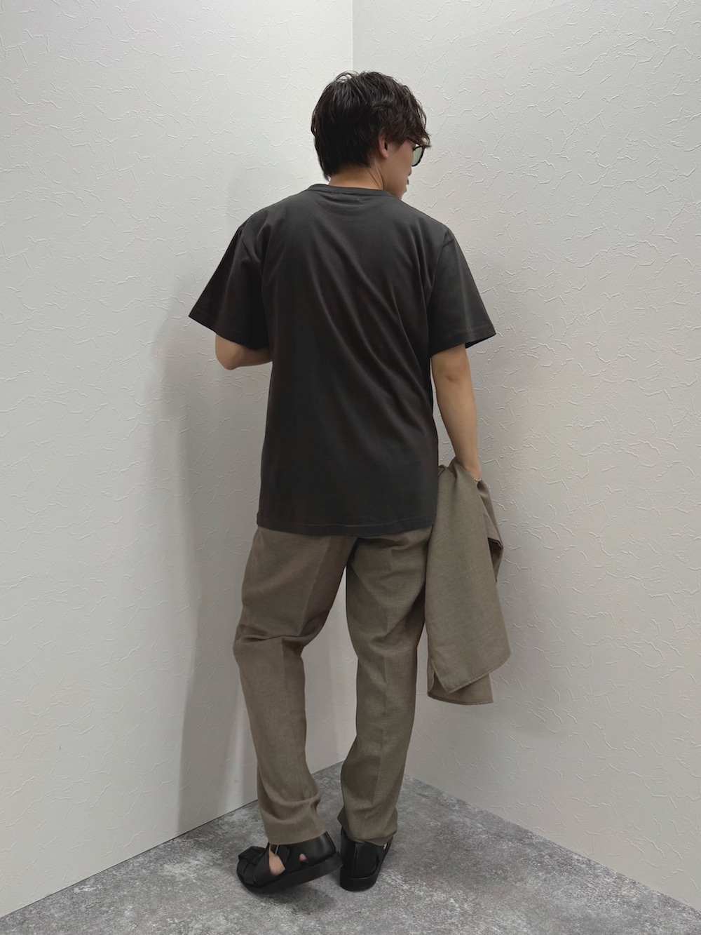 「サンダル、黒Tシャツ、低身長コーデ、Tシャツ、夏コーデ、休日スタイル、オトナカジュアル、シンプルスタイル、カジュアル、カジュアルコーデ、ラフ、リラックススタイル、夏だ！Tシャツ着よう！、プリントT」｜「GOOD ROCK SPEEDの【GOOD ROCK SPEED】別注 アーティスト/企業/ プリントTシャツ 25SS（Tシャツ/カットソー、ブラック系）」を使った、nishiokaさん（メンズ・169cm）の夏コーディネートの5枚目の写真