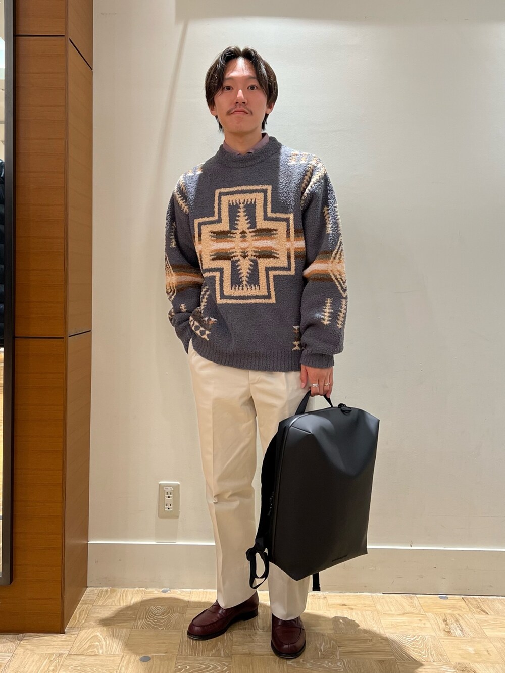 グレー系のスウェット、レッド系のシャツ/ブラウス、ブラック系のバックパック/リュックを着用したメンズの秋コーディネートの4枚目の写真