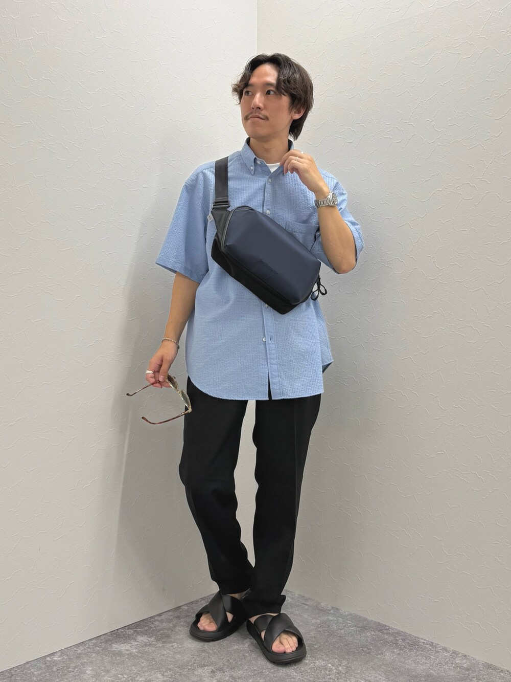 ブルー系のシャツ/ブラウス、ブルー系のショルダーバッグ、ブラック系のその他パンツを着用したメンズの夏コーディネートの3枚目の写真
