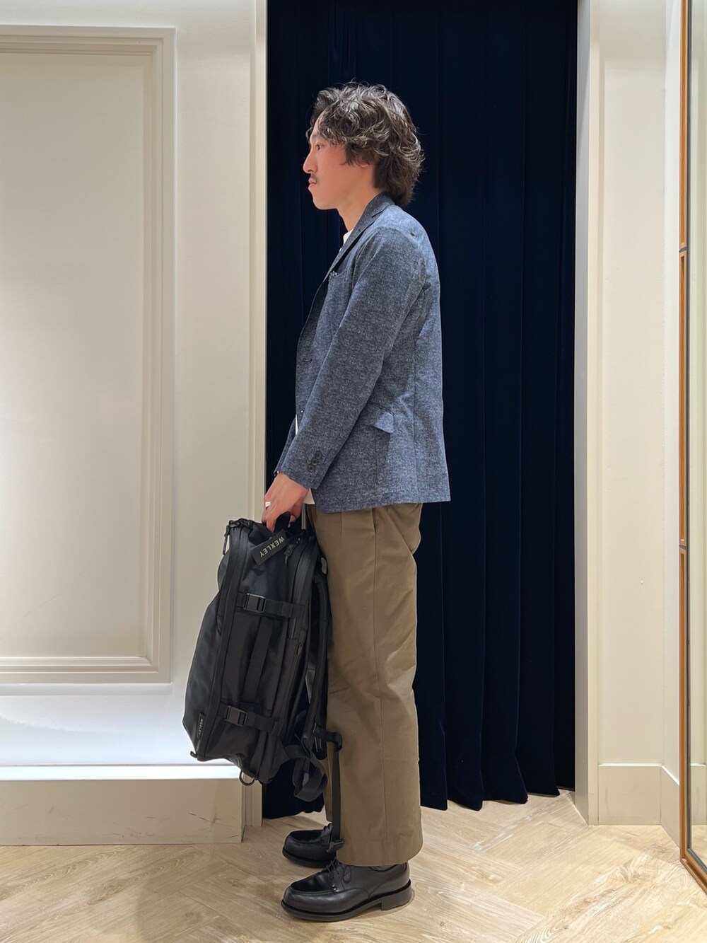 ホワイト系のTシャツ/カットソー、ブラック系のバックパック/リュック、ブラック系のその他シューズを着用したメンズの春コーディネートの6枚目の写真