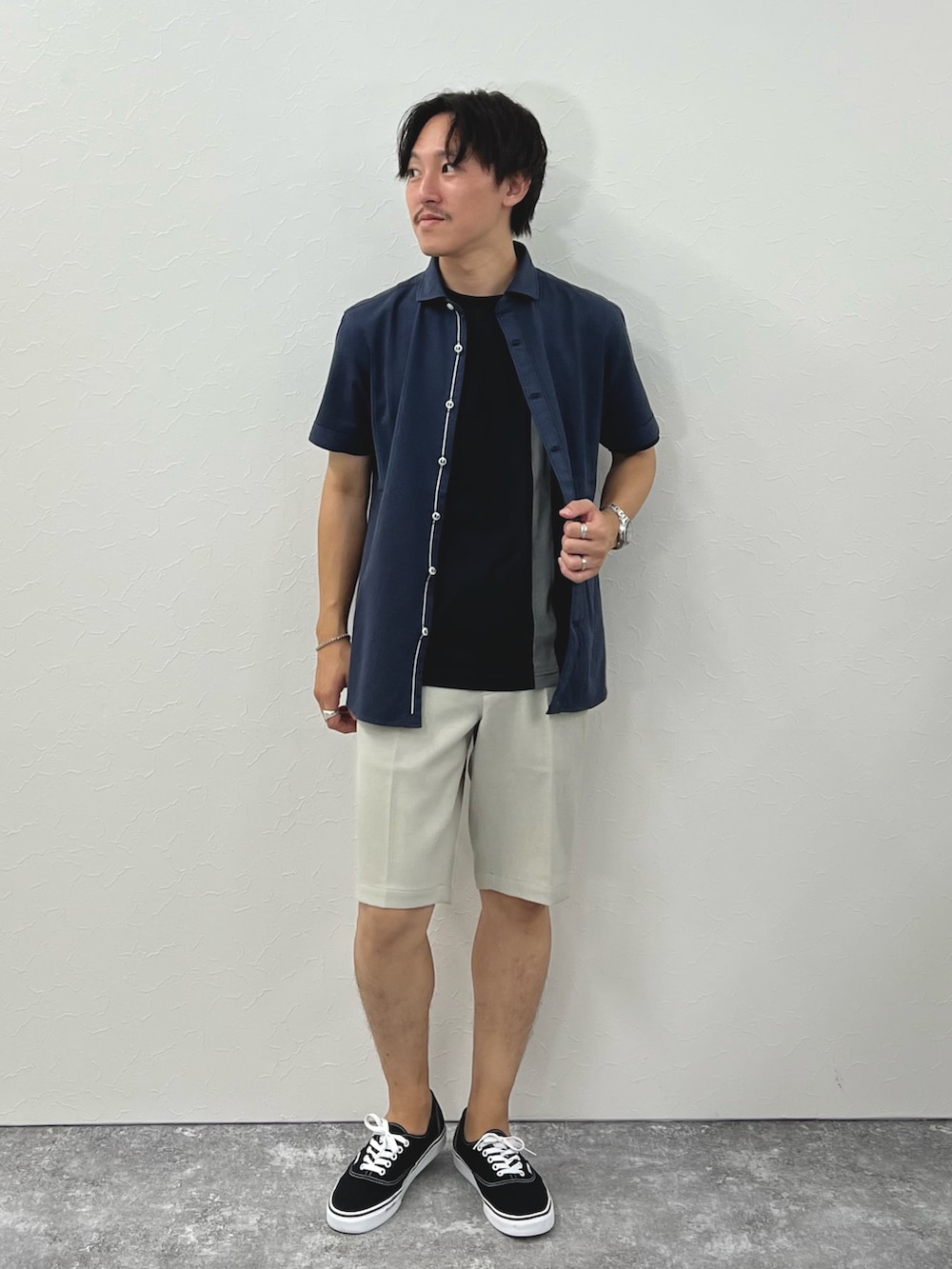 ブラック系のTシャツ/カットソー、グレー系のその他パンツ、ブラック系のスニーカーを着用したメンズの夏コーディネートの4枚目の写真