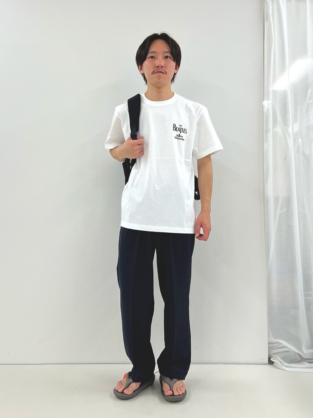 ホワイト系のTシャツ/カットソー、ブラック系のその他パンツ、ブラック系のバックパック/リュックを着用したメンズの春コーディネートの3枚目の写真