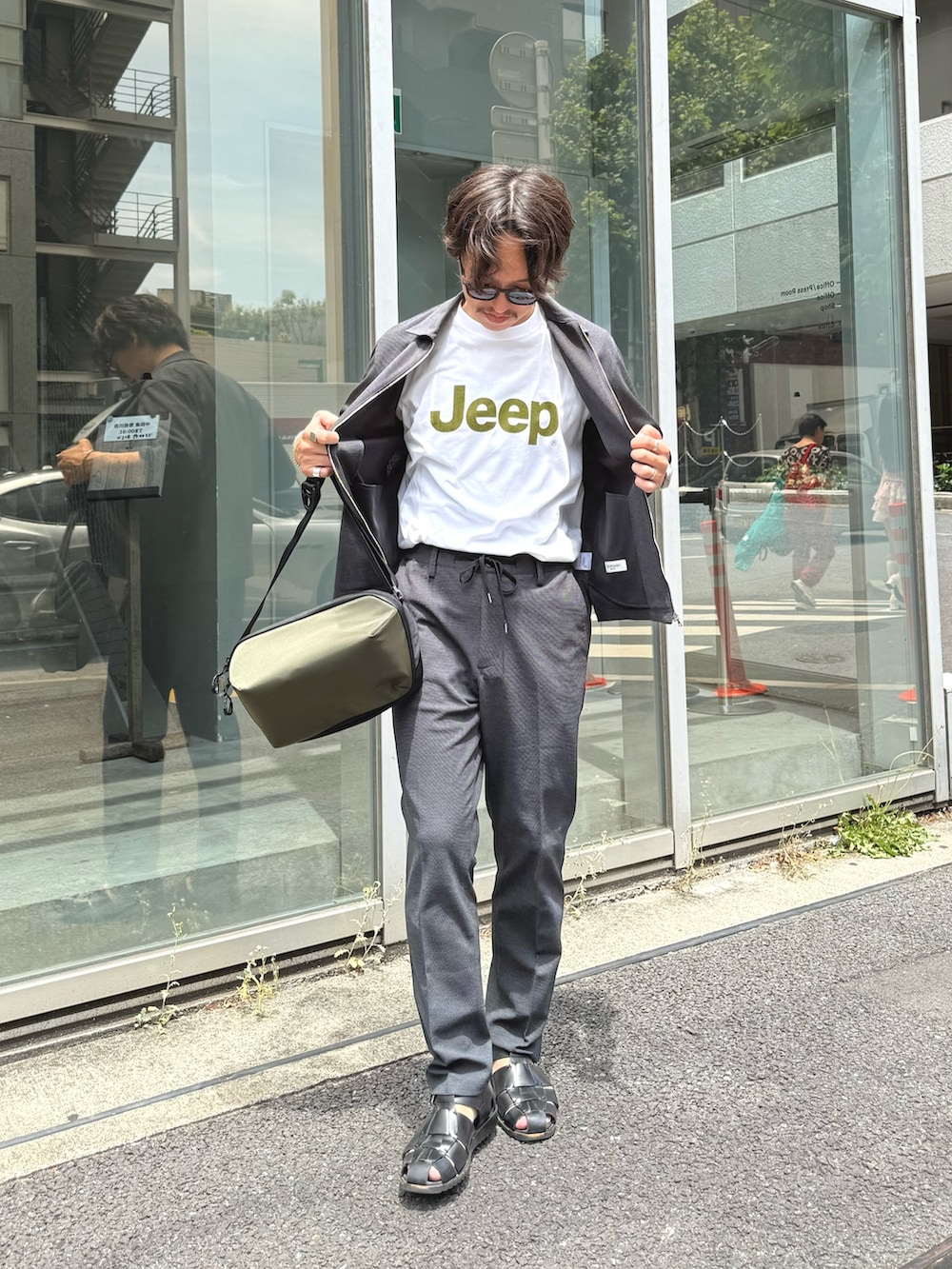 「レイヤードスタイル、サンダル、白Tシャツ、セットアップ、きれいめカジュアル、Tシャツ、夏コーデ、オトナカジュアル、休日スタイル、カジュアル、カジュアルコーデ、夏、サングラス、ショルダーバッグ、プリントT」|「NOLLEY’Sの【Primeflex】《速乾/ストレッチ》ジップシャツブルゾン 25SS(ブルゾン、グレー系)」を使った、nishiokaさん(メンズ・169cm)の夏コーディネートの4枚目の写真