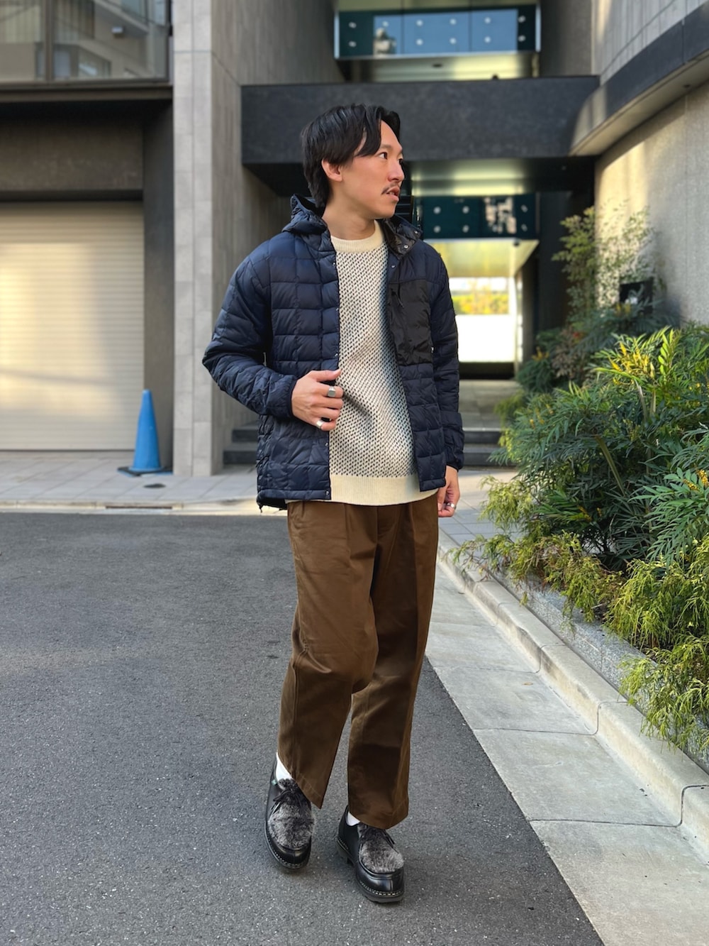 ブルー系のダウンジャケット/コートを着用したメンズの冬コーディネートの3枚目の写真