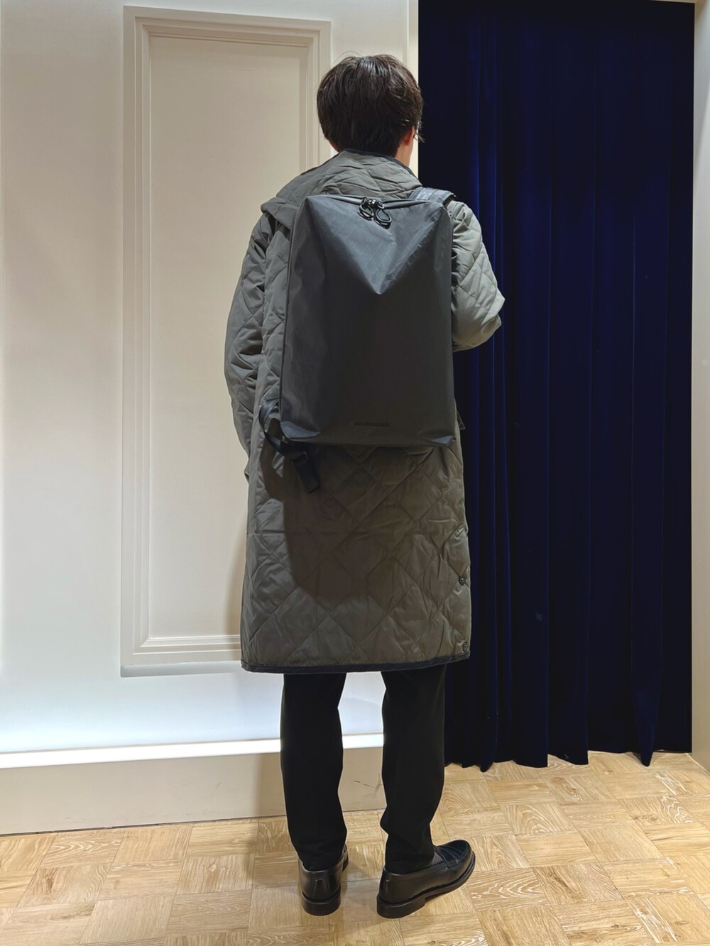 ブラック系のローファー、グレー系のダウンジャケット/コート、ブラック系のシャツ/ブラウスを着用したメンズの秋コーディネートの5枚目の写真