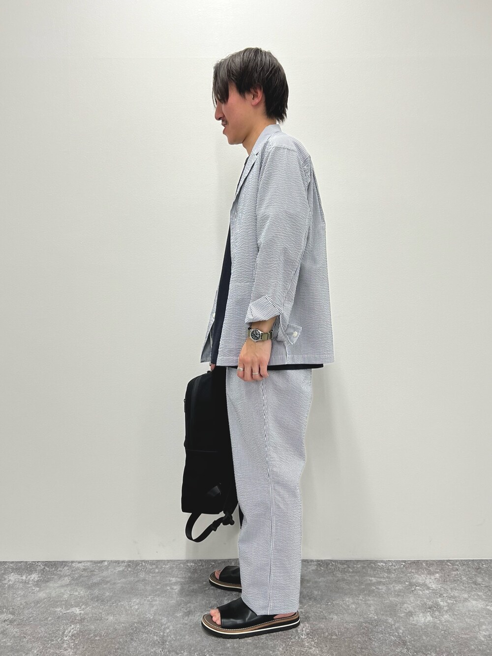 ホワイト系のシャツ/ブラウス、ホワイト系のその他パンツ、ブラック系のサンダルを着用したメンズの春コーディネートの3枚目の写真