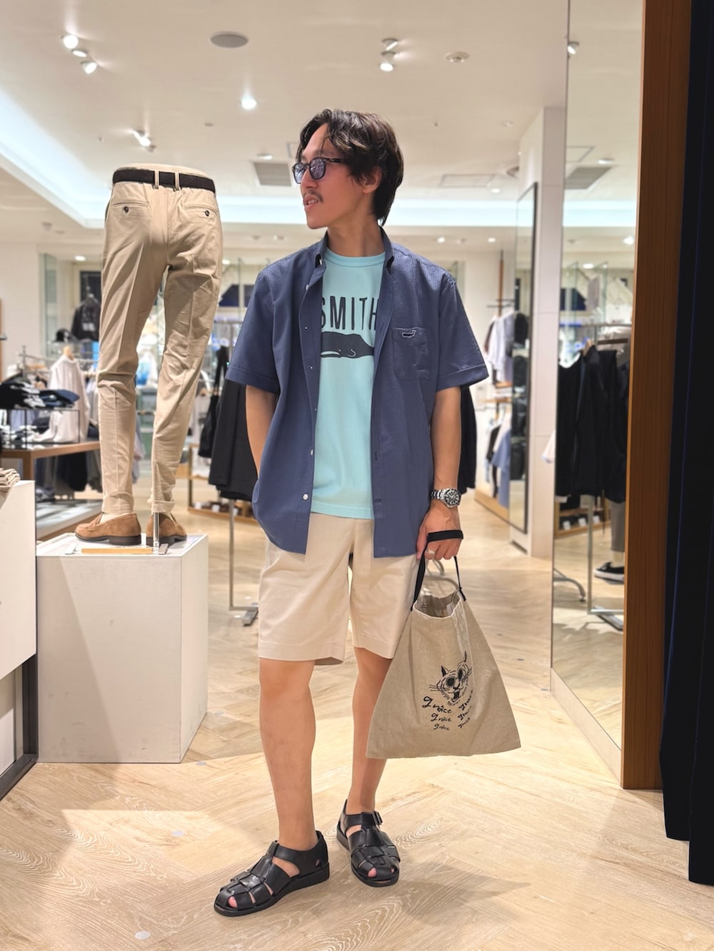 ブルー系のシャツ/ブラウス、ブルー系のTシャツ/カットソー、ホワイト系のその他パンツを着用したメンズの夏コーディネートの2枚目の写真