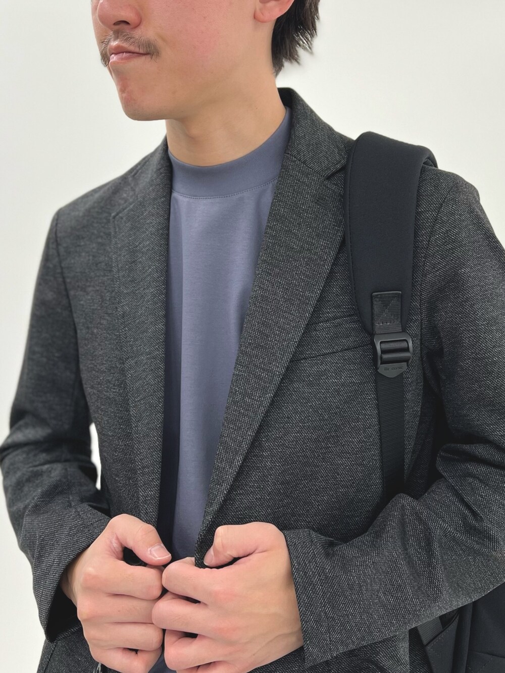 グレー系のテーラードジャケット、グレー系のTシャツ/カットソー、グレー系のその他パンツを着用したメンズの春コーディネートの5枚目の写真