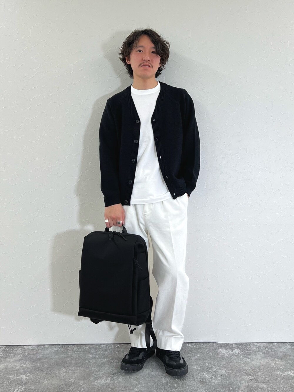 「休日コーデ、モノトーンコーデ、おしゃれさんと繋がりたい、スニーカーコーデ、30代コーデ、デニムコーデ、リラックススタイル、春、春コーデ、春夏コーデ、バックパック、カジュアル、カジュアルコーデ、カーディガン、デニム」｜「NOLLEY’Sの7Gガーター ラグランスリーブ Vネックニットカーディガン（インナー付き）25SS（カーディガン/ボレロ、ブラック系）」を使った、nishiokaさん（メンズ・169cm）の春コーディネートの4枚目の写真