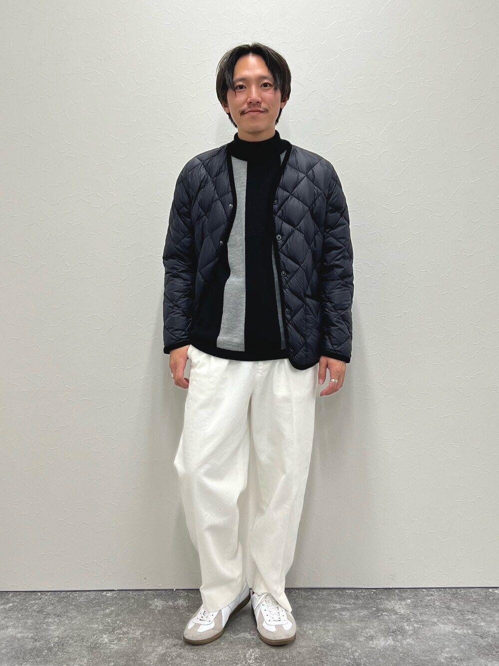 ブラック系のニット/セーター、ブラック系のダウンジャケット/コートを着用したメンズの冬コーディネートの2枚目の写真