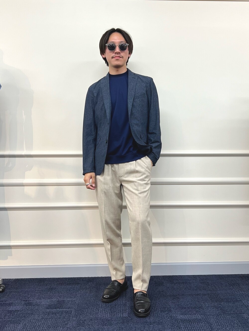 ブルー系のテーラードジャケット、ブルー系のTシャツ/カットソー、ホワイト系のその他パンツを着用したメンズの春コーディネートの2枚目の写真