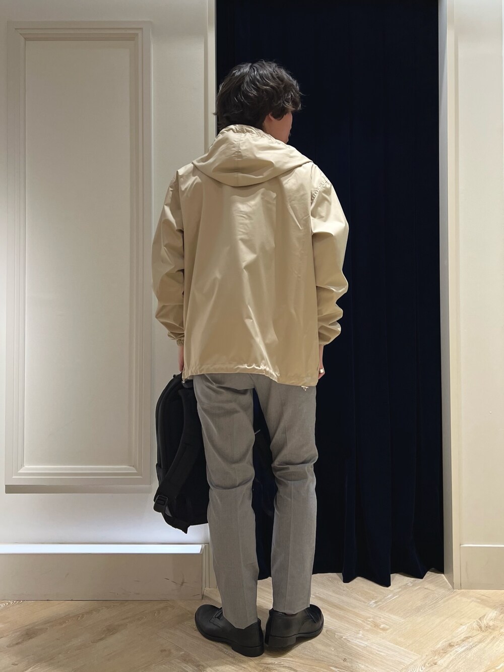 ベージュ系のブルゾン、グレー系のチノパンツ、ホワイト系のTシャツ/カットソーを着用したメンズの春コーディネートの5枚目の写真