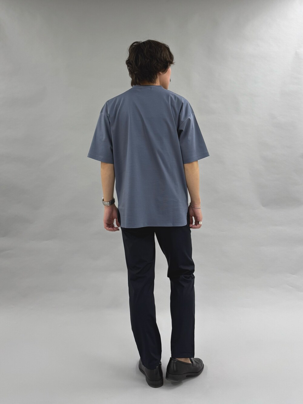 ブルー系のTシャツ/カットソー、ブラック系のローファーを着用したメンズの春コーディネートの6枚目の写真