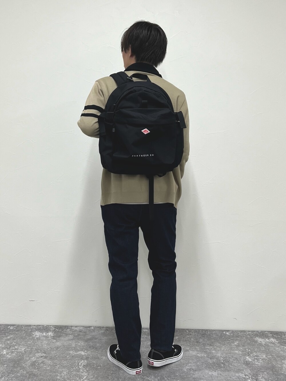 「ブラウン、デートコーデ、ロンT、休日スタイル、カーディガン、秋コーデ、デニム、秋服、メンズファッション、シンプル、きれいめカジュアル、カジュアル、バックパック」｜「NOLLEY’Sの配色ショールカラーカーディガン（カーディガン/ボレロ、ベージュ系）」を使った、nishiokaさん（メンズ・169cm）の秋コーディネートの6枚目の写真
