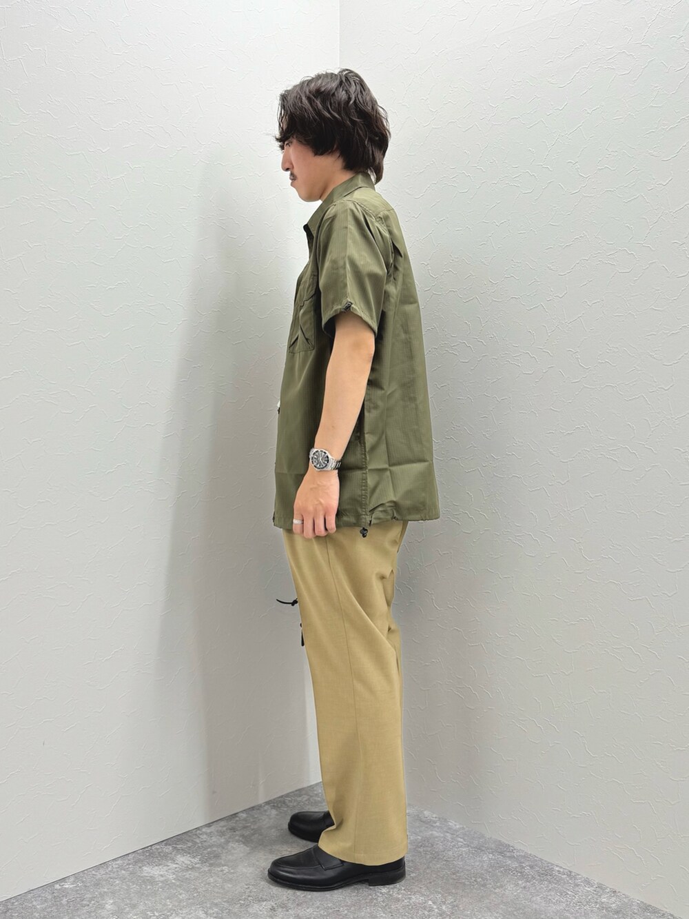 グリーン系のシャツ/ブラウス、ホワイト系のTシャツ/カットソー、ベージュ系のその他パンツを着用したメンズの春コーディネートの6枚目の写真