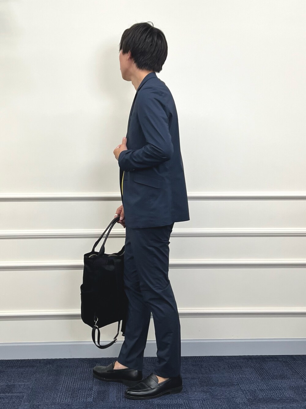 ブルー系のその他パンツ、ブルー系のテーラードジャケット、ブラック系のトートバッグを着用したメンズの夏コーディネートの5枚目の写真