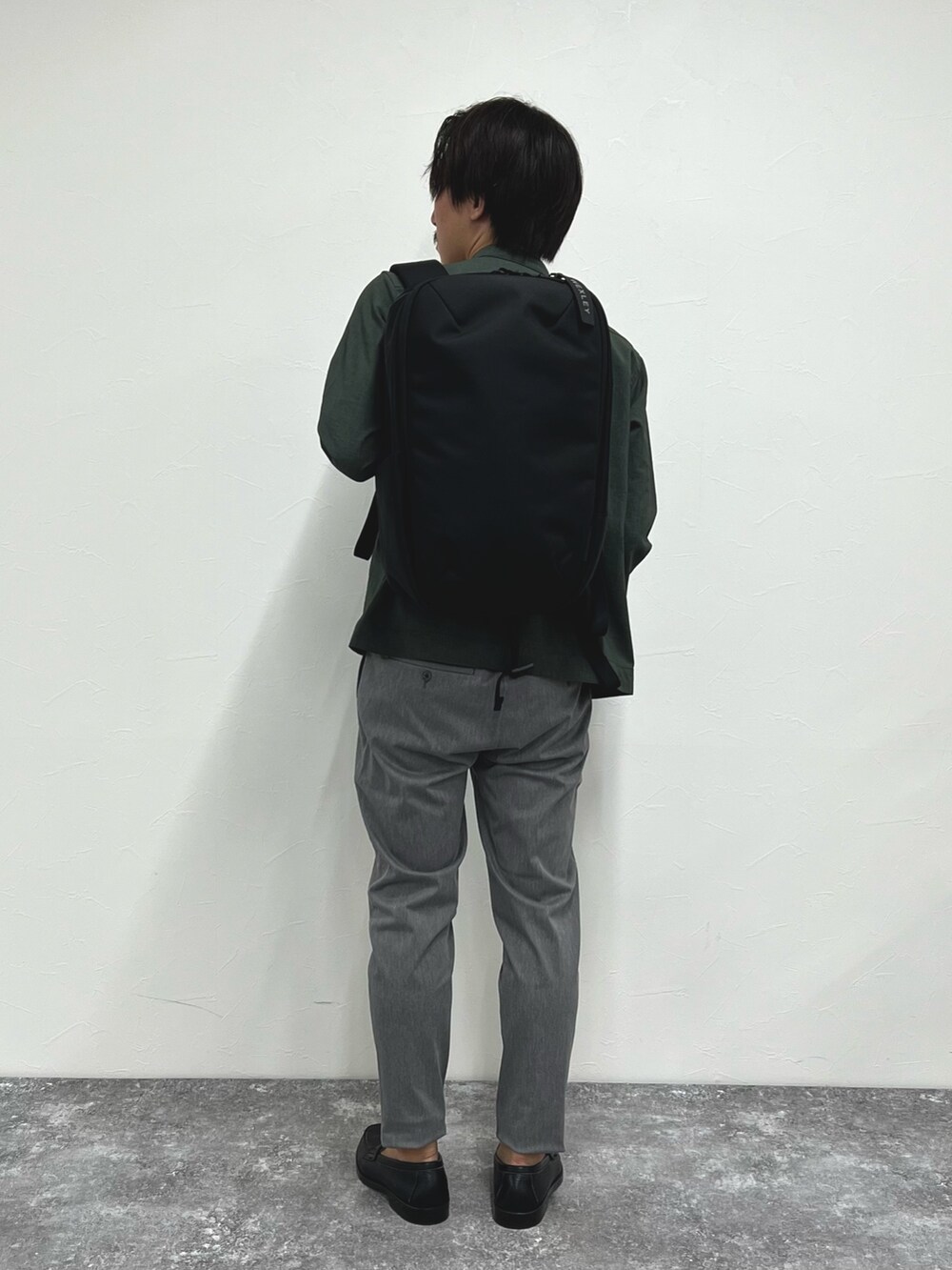 グリーン系のブルゾン、ブラック系のTシャツ/カットソー、グレー系のその他パンツを着用したメンズの夏コーディネートの5枚目の写真