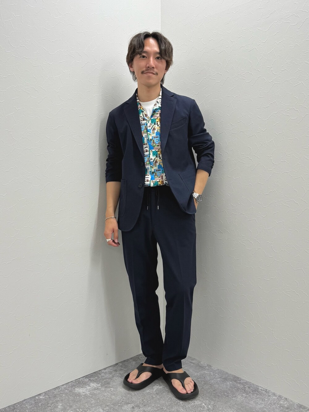 「柄シャツ、レイヤードスタイル、サンダル、白Tシャツ、セットアップ、きれいめカジュアル、Tシャツ、夏コーデ、オトナカジュアル、ジャケット、カジュアル、カジュアルコーデ、おしゃれさんと繋がりたい、セットアップスタイル」｜「NOLLEY’Sの【DotAir/ドットエア】《吸水速乾》総柄シャツ 25SS（シャツ/ブラウス、ブルー系）」を使った、nishiokaさん（メンズ・169cm）の夏コーディネートの4枚目の写真