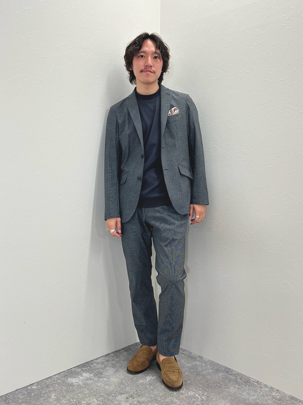 グレー系のテーラードジャケット、ブラック系のTシャツ/カットソー、グレー系のその他パンツを着用したメンズの春コーディネートの4枚目の写真