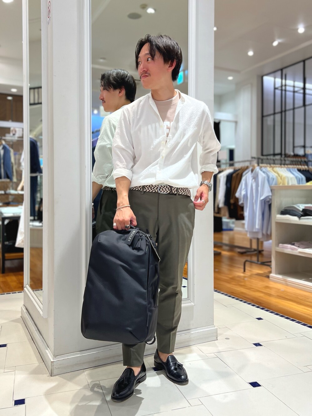 ホワイト系のシャツ/ブラウス、ピンク系のTシャツ/カットソー、グリーン系のチノパンツを着用したメンズの春コーディネートの3枚目の写真