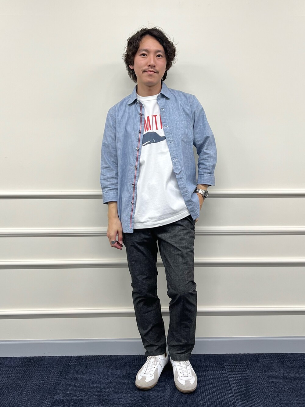 「大人コーデ、休日コーデ、シンプルコーデ、30代コーデ、シャツスタイル、プリントT、スニーカー、きれいめカジュアル、カジュアル、カジュアルコーデ、春コーデ、春夏コーデ、夏コーデ」｜「NOLLEY’Sの綿麻パラシュートボタン 7分袖シャツ（シャツ/ブラウス、ブルー系）」を使った、nishiokaさん（メンズ・169cm）の冬コーディネートの2枚目の写真