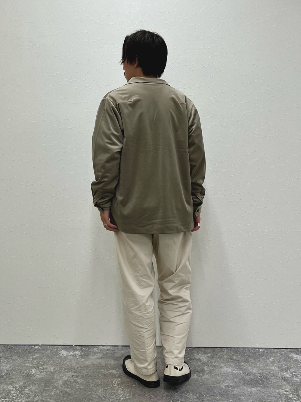 ベージュ系のシャツ/ブラウス、グレー系のスウェットを着用したメンズの秋コーディネートの5枚目の写真