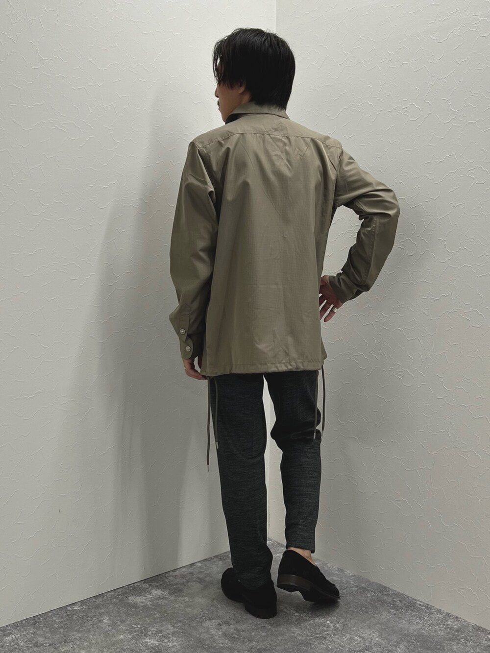 グリーン系のシャツ/ブラウス、ブラック系のTシャツ/カットソー、グレー系のその他パンツを着用したメンズの秋コーディネートの6枚目の写真