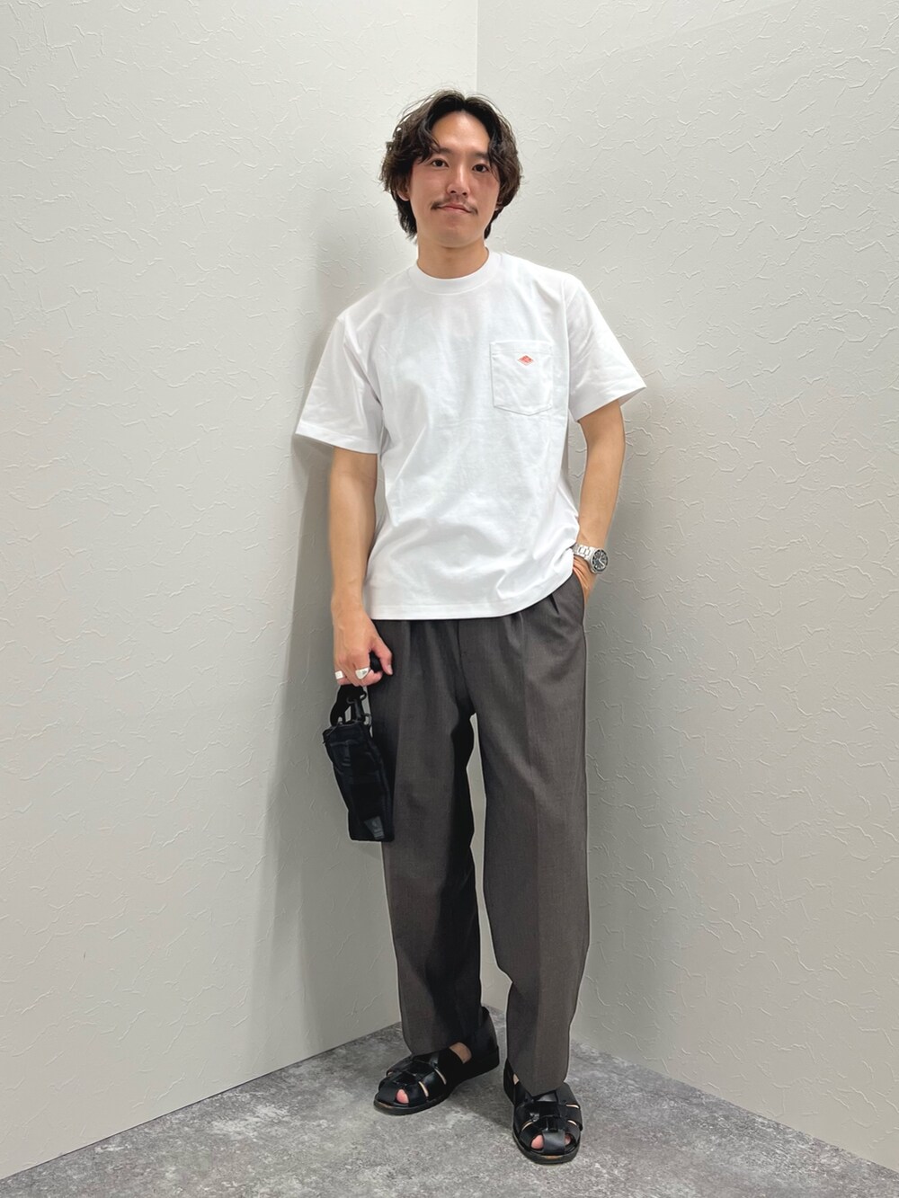 ホワイト系のTシャツ/カットソー、ブラック系のショルダーバッグ、ブラック系のサンダルを着用したメンズの春コーディネートの4枚目の写真