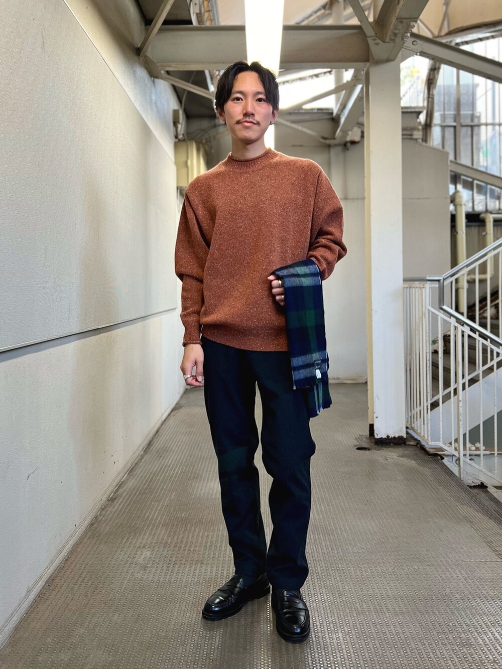 「マフラーぐるぐる、休日スタイル、マフラー、きれいめカジュアル、オトナカジュアル、冬のコーデ、ニット、シンプル、カジュアルコーデ、チェック」｜「NOLLEY'S goodmanの【WORK ABOUT/ワークアバウト】ドネガルツィード ロールネックニット（ニット/セーター、オレンジ系）」を使った、nishiokaさん（メンズ・169cm）の冬コーディネートの2枚目の写真