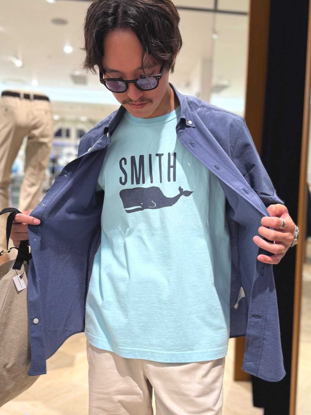 ブルー系のシャツ/ブラウス、ブルー系のTシャツ/カットソー、ホワイト系のその他パンツを着用したメンズの夏コーディネートの8枚目の写真