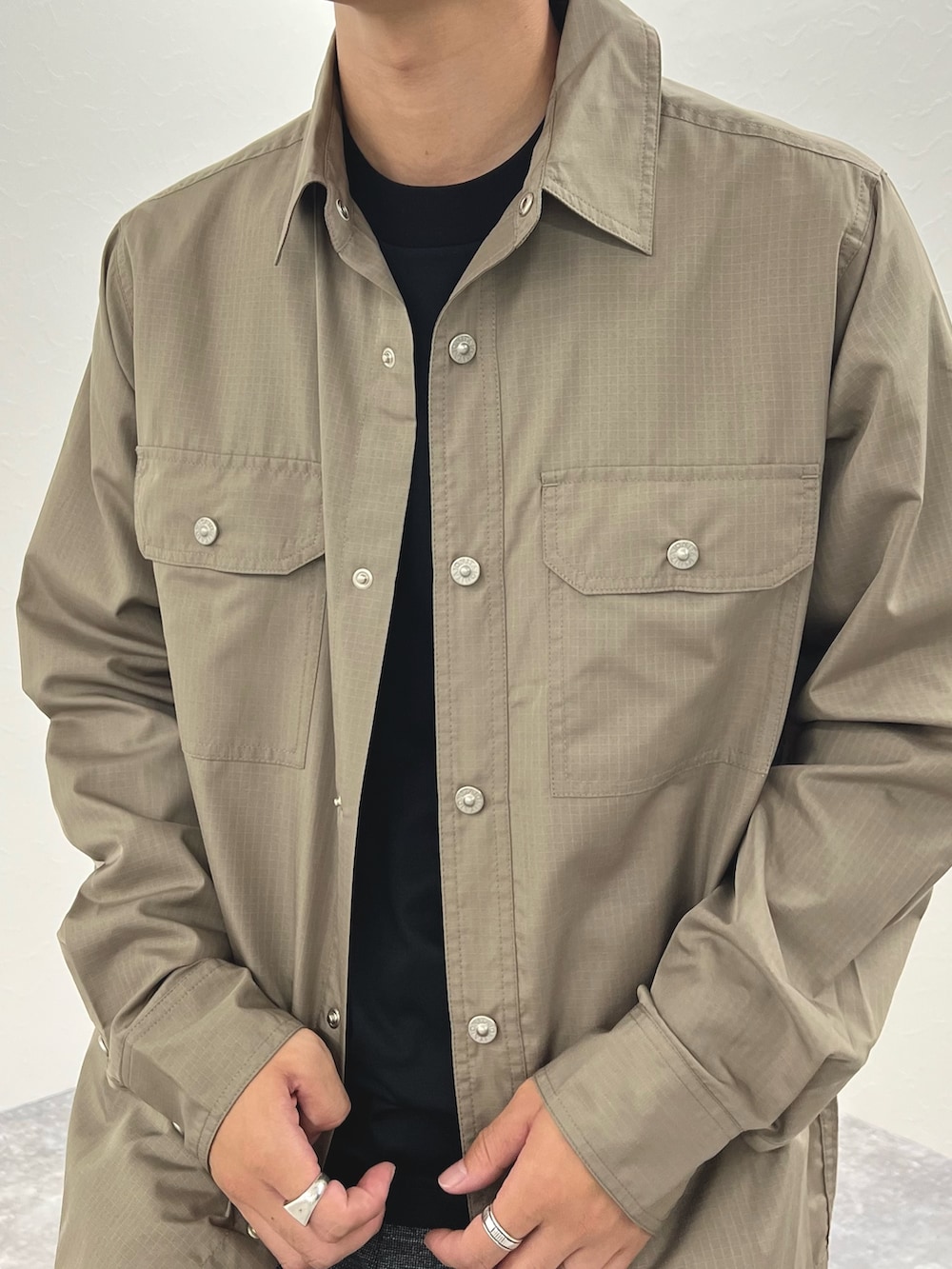 グリーン系のシャツ/ブラウス、ブラック系のTシャツ/カットソー、グレー系のその他パンツを着用したメンズの秋コーディネートの7枚目の写真