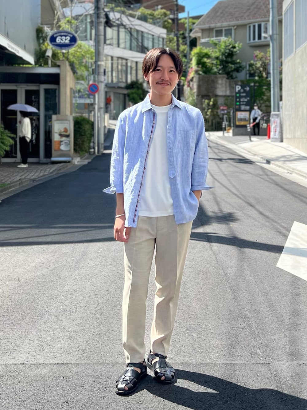 「シンプルコーデ、シャツスタイル、休日スタイル、白パンツ、きれいめカジュアル、グルカサンダル、シャツ好き集まれ、カジュアルコーデ、リネン、初夏コーデ、春夏コーデ、夏コーデ、大人カジュアル、Tシャツ、サンダル」｜「NOLLEY’Sのリネンストライプ パラシュートボタン 7分袖シャツ（シャツ/ブラウス、ブルー系）」を使った、nishiokaさん（メンズ・169cm）の春コーディネートの6枚目の写真