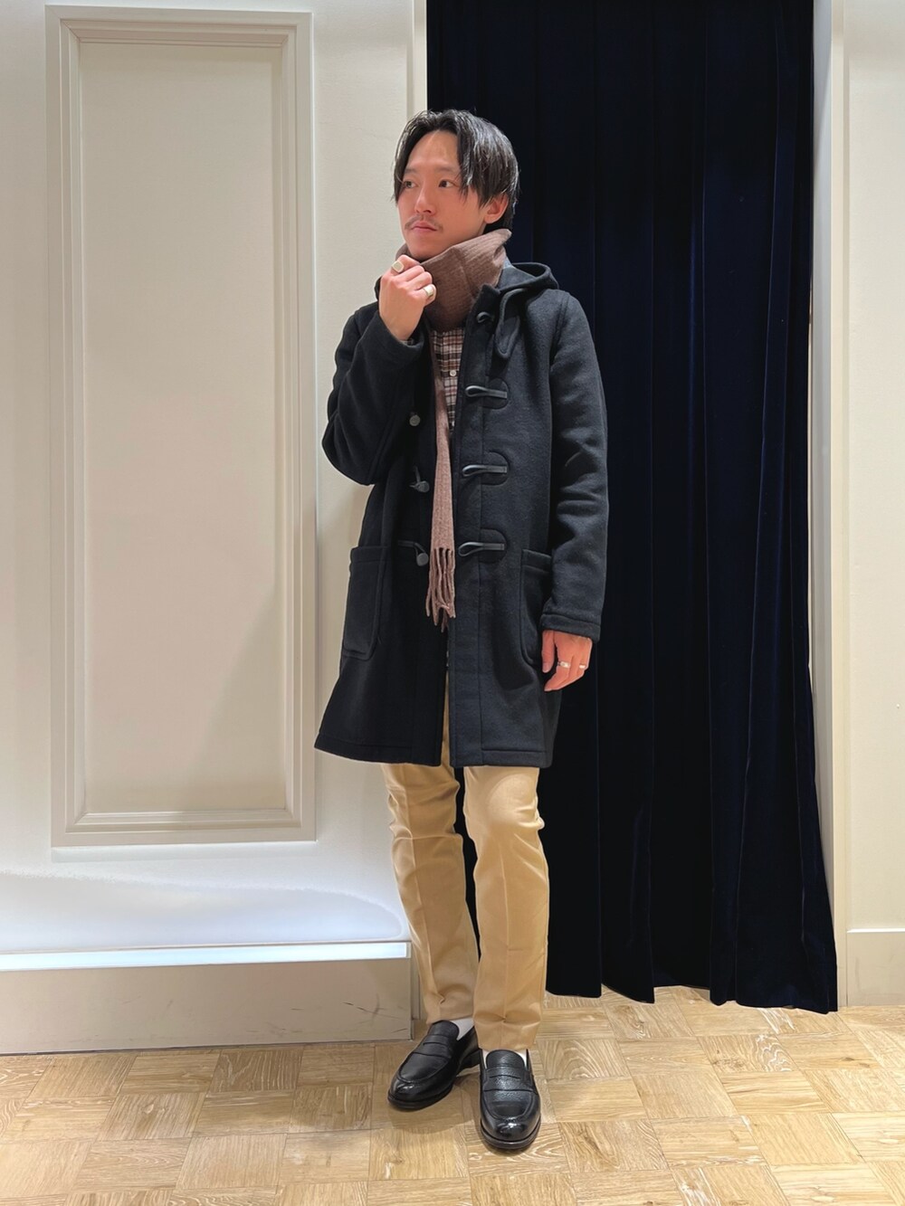 ブラック系のシャツ/ブラウス、ブラック系のダッフルコート、ベージュ系のその他パンツを着用したメンズの冬コーディネートの2枚目の写真