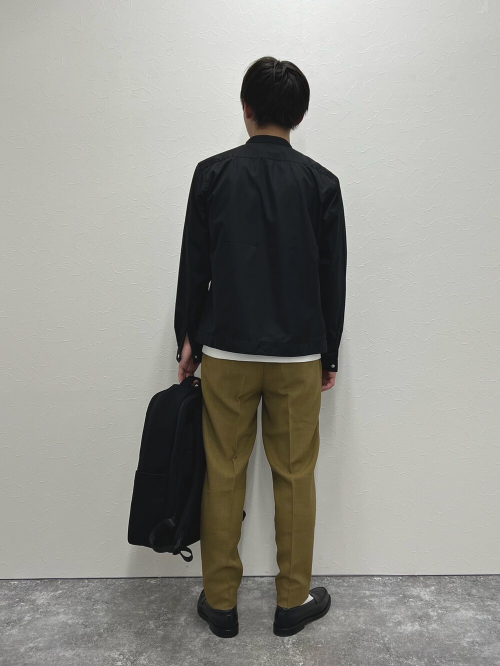 ブラック系のブルゾン、ベージュ系のその他パンツ、ブラック系のサンダルを着用したメンズの春コーディネートの4枚目の写真
