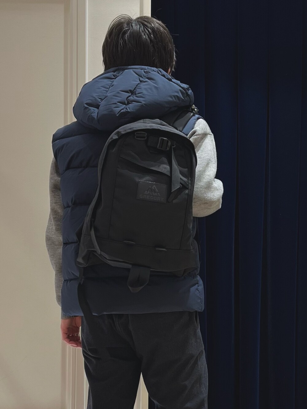 グレー系のニット/セーター、ブルー系のその他パンツ、オレンジ系のサンダルを着用したメンズの冬コーディネートの8枚目の写真