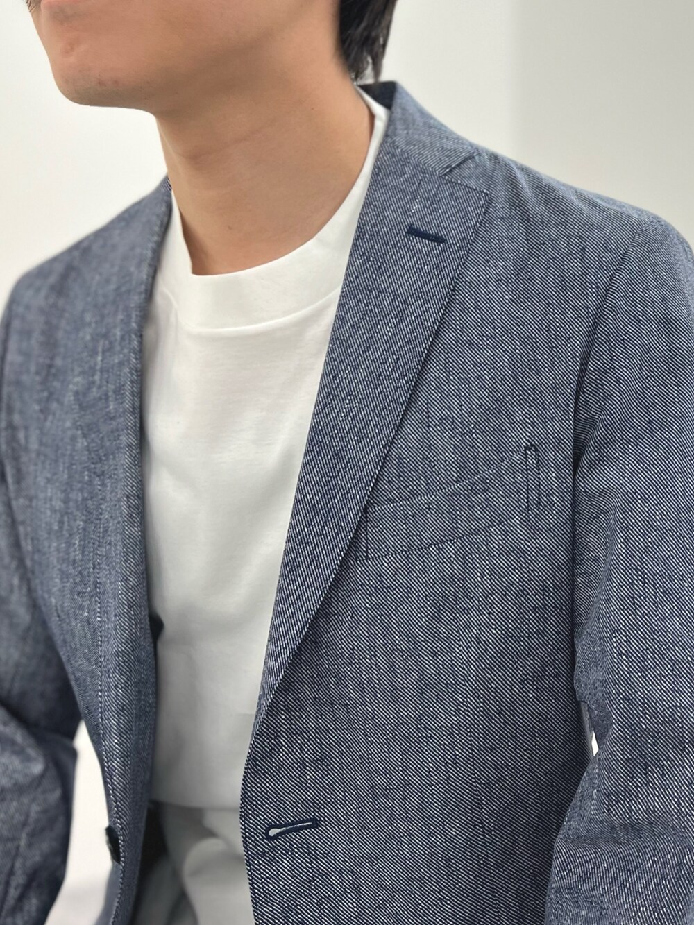 「お出かけコーデ、レイヤードスタイル、きれいめカジュアル、淡色コーデ、春夏コーデ、シンプルコーデ、セットアップ、夏コーデ、春コーデ、ジャケット、メンズファッション、大人カジュアル、革靴、ローファー、Tシャツ」｜「NOLLEY’Sの《ビジカジ / セットアップ対応》COOLDOTS / クールドッツ イージーパンツ（その他パンツ、ブルー系）」を使った、nishiokaさん（メンズ・169cm）の春コーディネートの8枚目の写真