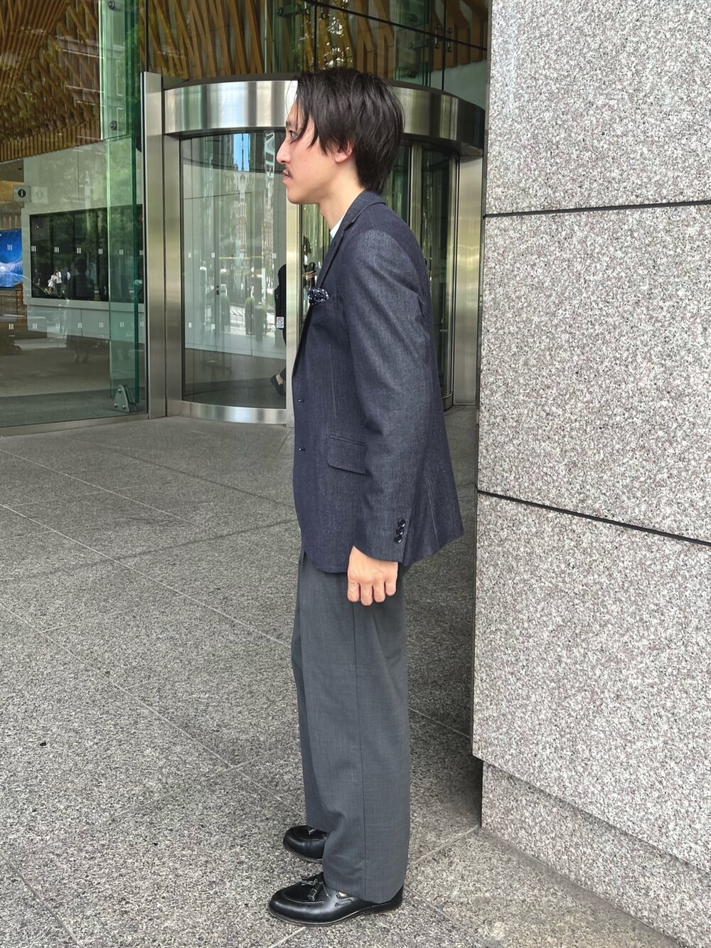 ブルー系のテーラードジャケット、ホワイト系のTシャツ/カットソーを着用したメンズの秋コーディネートの4枚目の写真