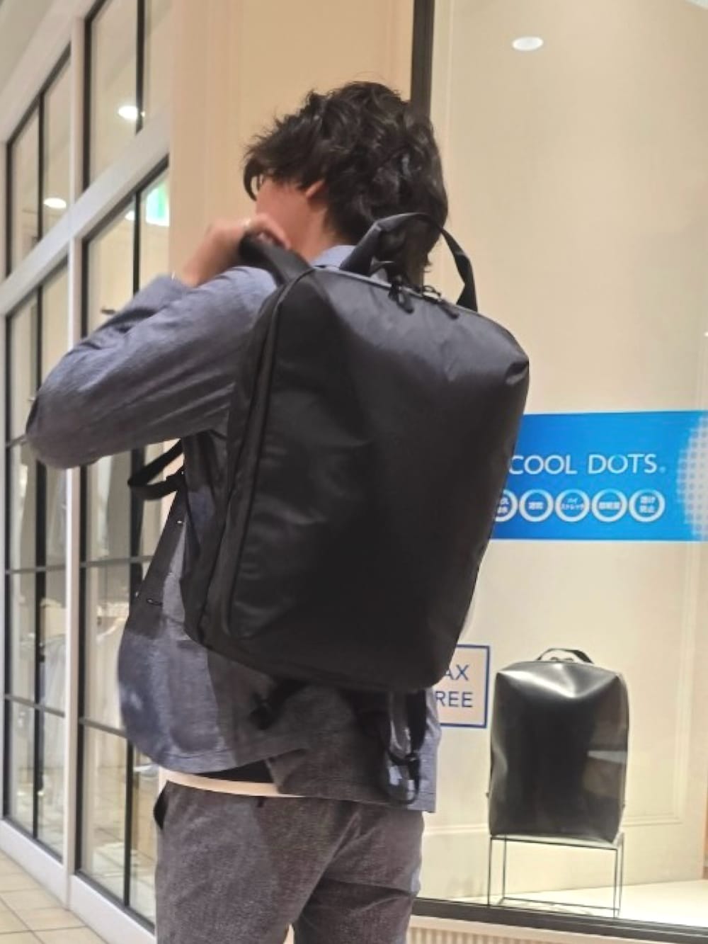 グレー系のTシャツ/カットソー、ブルー系のテーラードジャケット、ブルー系のその他パンツを着用したメンズの春コーディネートの8枚目の写真