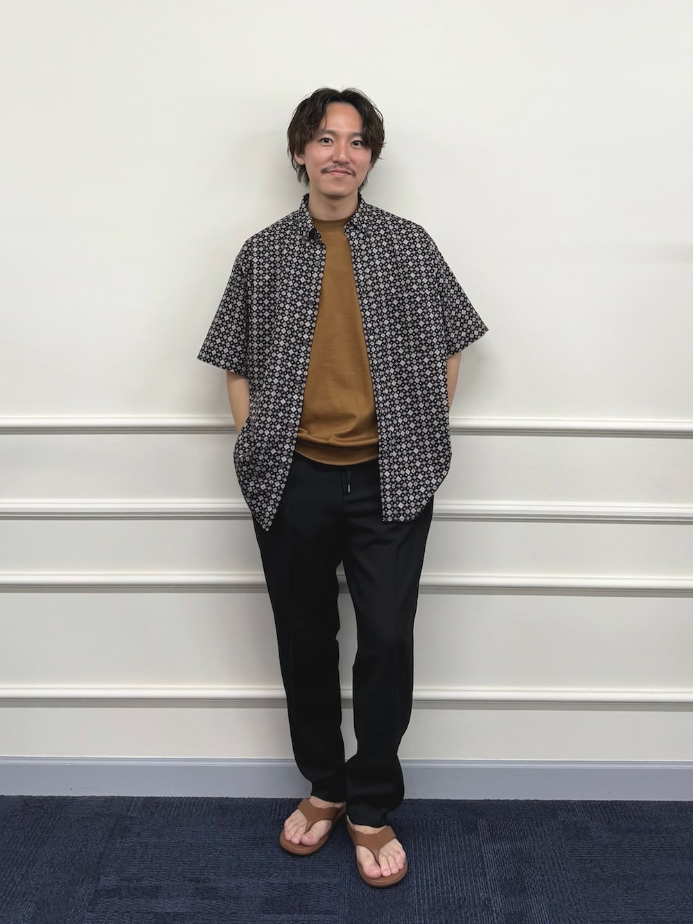 「柄シャツ、レイヤードスタイル、サンダル、夏コーデ、Tシャツ、シャツスタイル、お出かけコーデ、ブラックコーデ、カジュアル、カジュアルコーデ、リラックススタイル、ブラック、オトナカジュアル」｜「NOLLEY’Sの【DotAir】吸水速乾 総柄BDシャツ 25SS（シャツ/ブラウス、ブラック系）」を使った、nishiokaさん（メンズ・169cm）の夏コーディネートの3枚目の写真