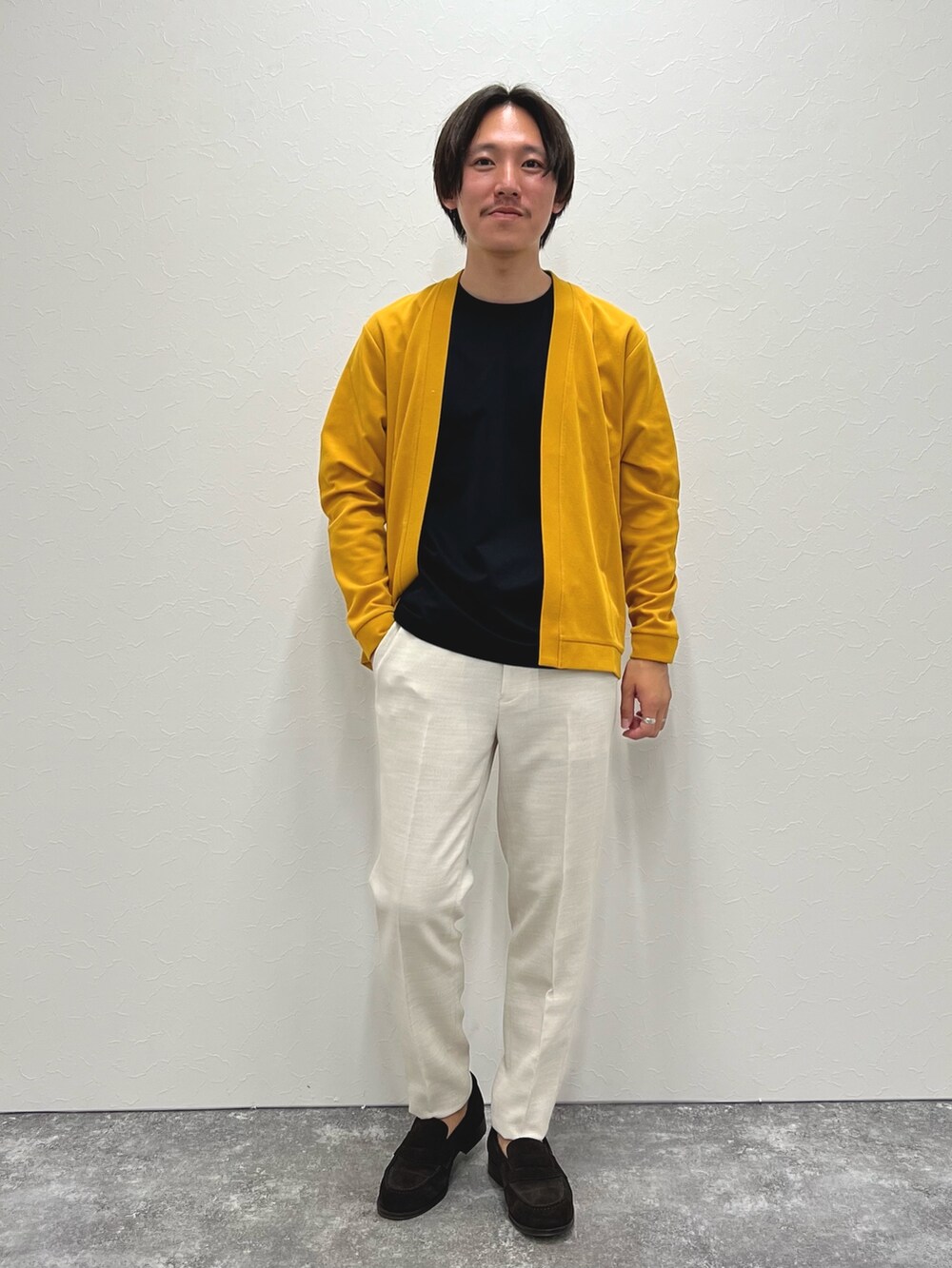 イエロー系のカーディガン/ボレロ、ブラック系のTシャツ/カットソー、ホワイト系のその他パンツを着用したメンズの夏コーディネートの3枚目の写真