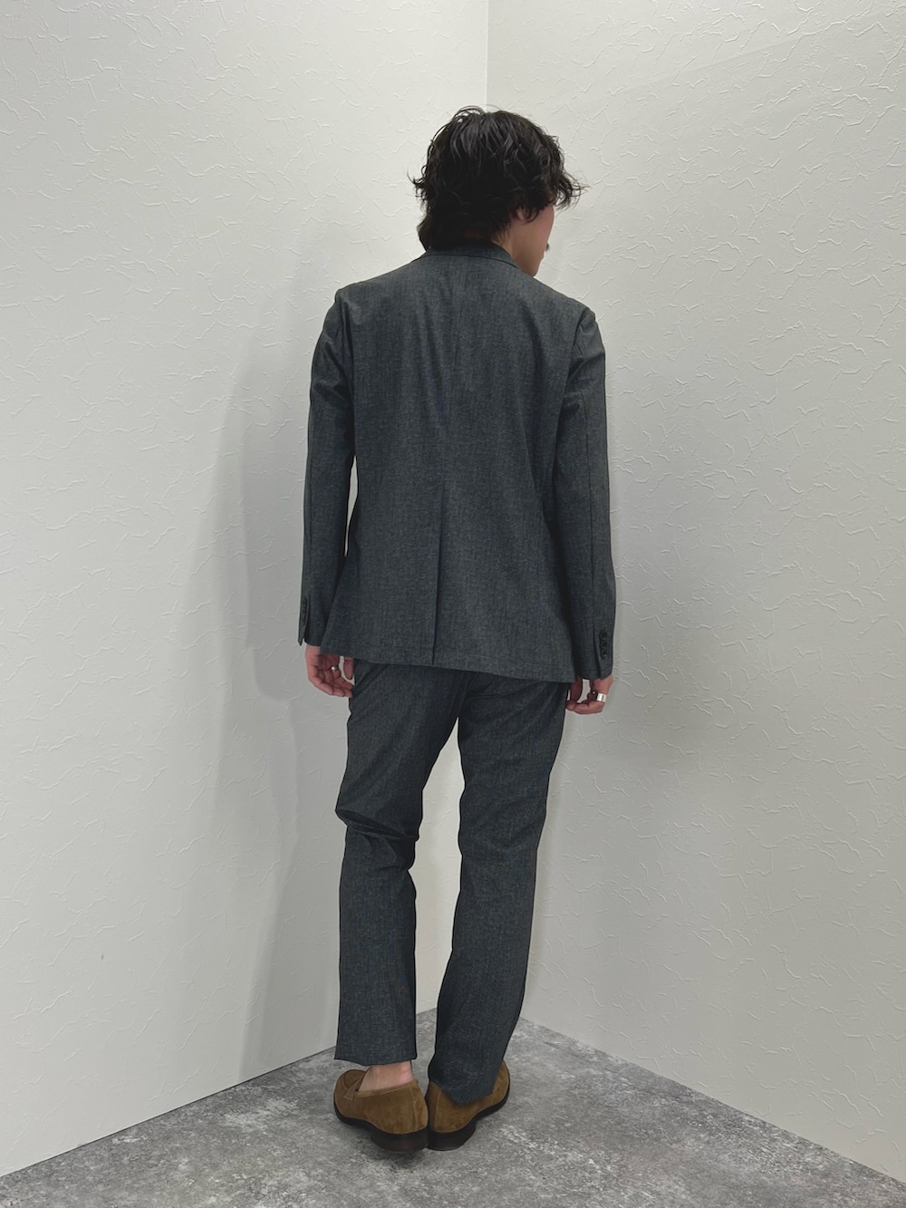 グレー系のテーラードジャケット、ブラック系のTシャツ/カットソー、グレー系のその他パンツを着用したメンズの春コーディネートの6枚目の写真