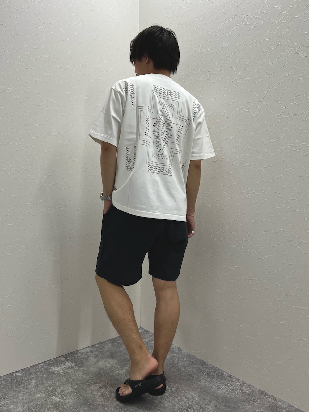 ホワイト系のTシャツ/カットソー、ブラック系のその他パンツ、ブラック系のサンダルを着用したメンズの夏コーディネートの5枚目の写真