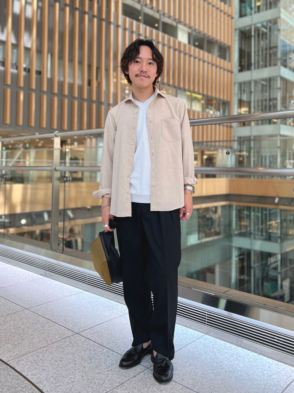 ベージュ系のシャツ/ブラウス、ホワイト系のTシャツ/カットソー、ブラック系のスラックスを着用したメンズの春コーディネートの2枚目の写真
