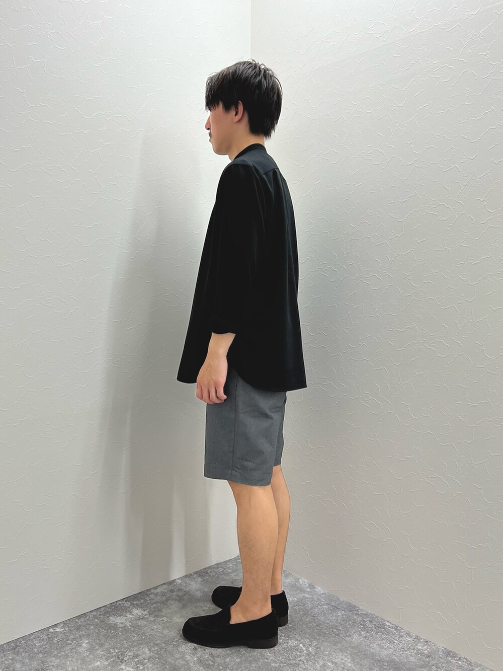 ブラック系のシャツ/ブラウス、ホワイト系のTシャツ/カットソー、グレー系のその他パンツを着用したメンズの夏コーディネートの5枚目の写真
