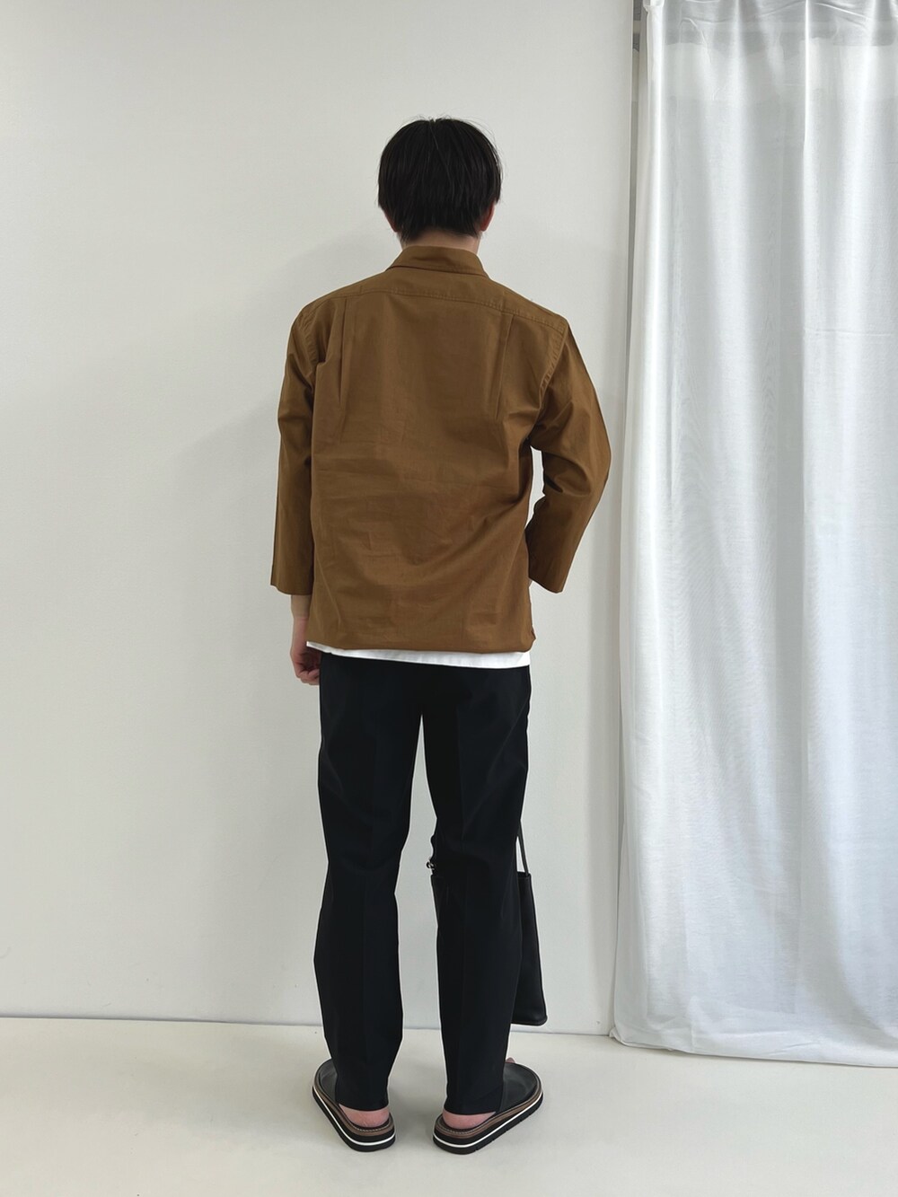 イエロー系のシャツ/ブラウス、ブラック系のショルダーバッグ、ブラック系のその他パンツを着用したメンズの春コーディネートの4枚目の写真