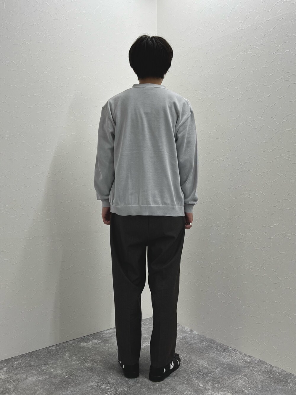 「きれいめカジュアル、春夏コーデ、スラックス、休日スタイル、シンプルコーデ、グルカサンダル、オトナカジュアル、カーディガン、レイヤードスタイル、ゆるコーデ、夏、リラックススタイル」｜「NOLLEY’Sの《2点セット/速乾/接触冷感》SIX FUNCTIONS レイヤードVネックカーディガン（Tシャツ付）（カーディガン/ボレロ、グレー系）」を使った、nishiokaさん（メンズ・169cm）の春コーディネートの4枚目の写真