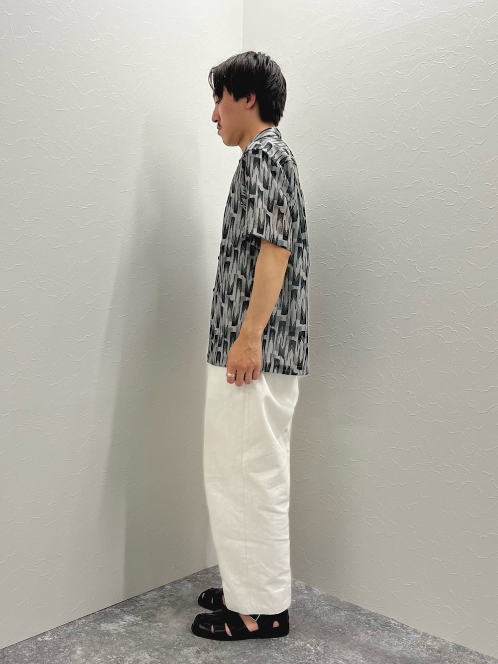 「夏だ！Tシャツ着よう！、夏コーデ、レイヤードスタイル、サンダル、柄シャツ、休日スタイル、Tシャツ、モノトーン、カジュアル、カジュアルコーデ、春夏コーデ、プリントT、グルカサンダル、オープンカラーシャツ、リラックススタイル」｜「NOLLEY’Sの総柄オープンカラーメッシュシャツ（シャツ/ブラウス、グレー系）」を使った、nishiokaさん（メンズ・169cm）の夏コーディネートの5枚目の写真