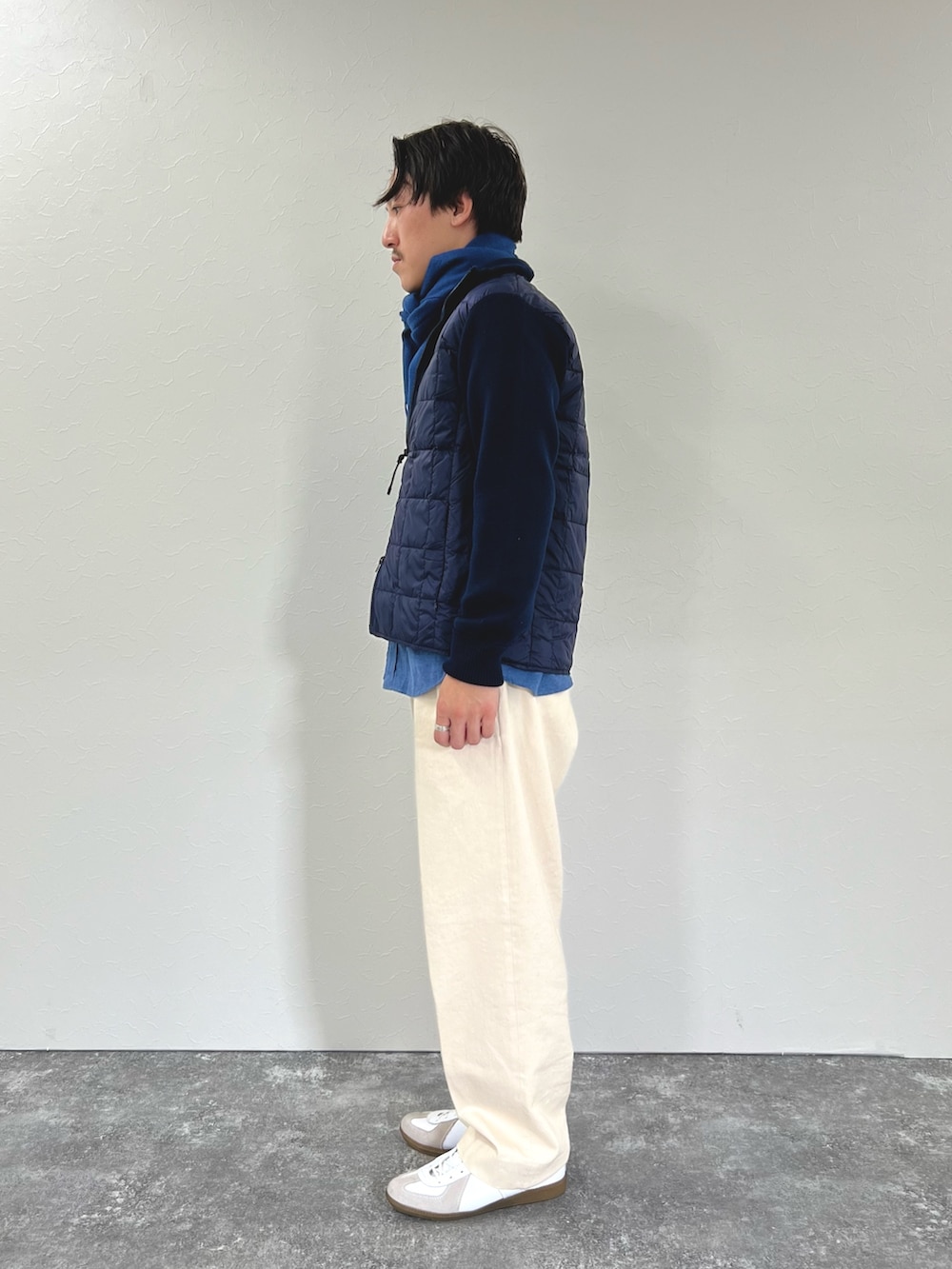 ブルー系のブルゾン、ブルー系のシャツ/ブラウス、ブルー系のマフラーを着用したメンズの冬コーディネートの5枚目の写真