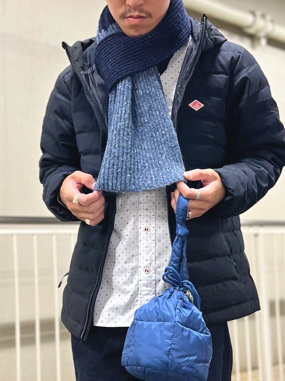 ブルー系のダウンジャケット/コート、ホワイト系のシャツ/ブラウス、ブルー系のショルダーバッグを着用したメンズの秋コーディネートの5枚目の写真